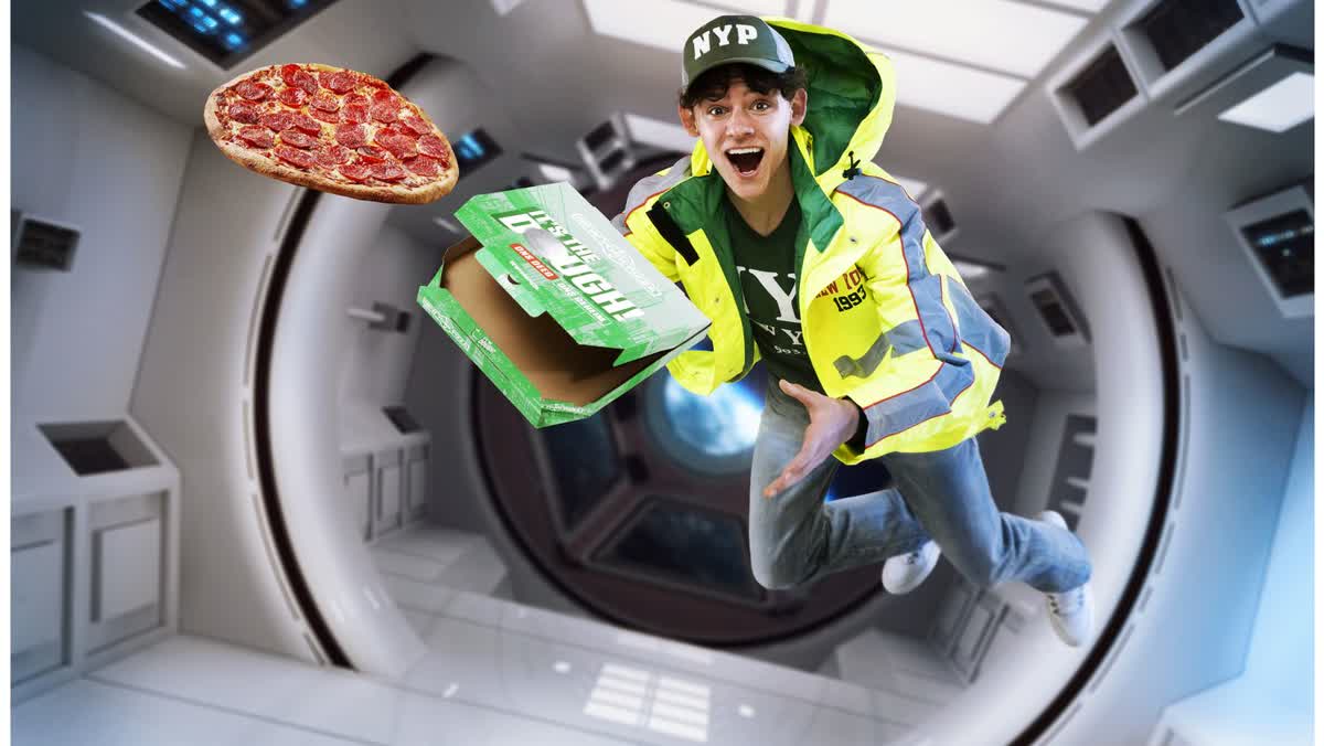 New York Pizza — Bezorger in de ruimte